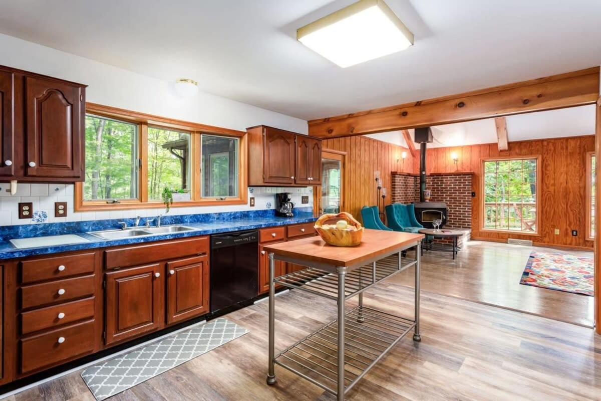 Huge Cabin W Hot Tub, Deck, Grill, Fire Pit, Wifi Berkeley Springs Bagian luar foto
