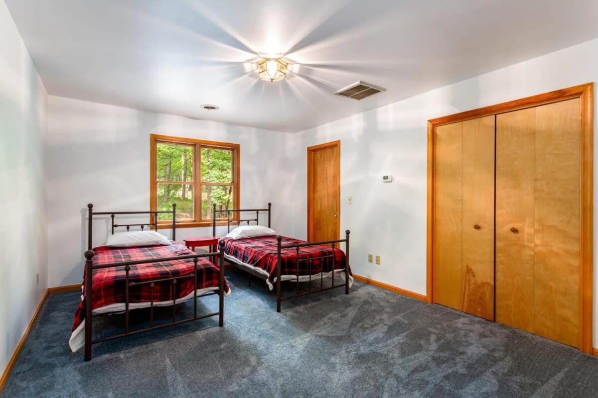 Huge Cabin W Hot Tub, Deck, Grill, Fire Pit, Wifi Berkeley Springs Bagian luar foto