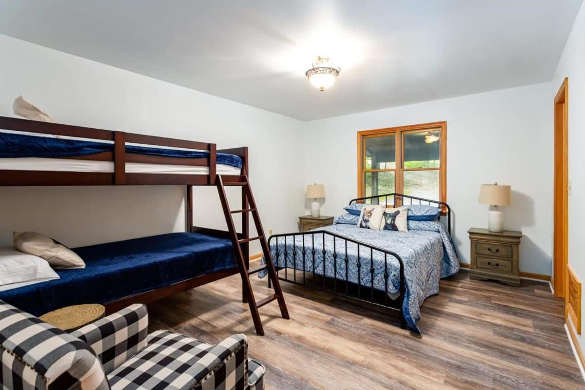 Huge Cabin W Hot Tub, Deck, Grill, Fire Pit, Wifi Berkeley Springs Bagian luar foto